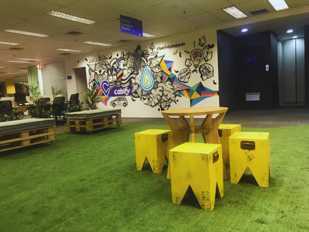 ambiente decorado com grama sintética