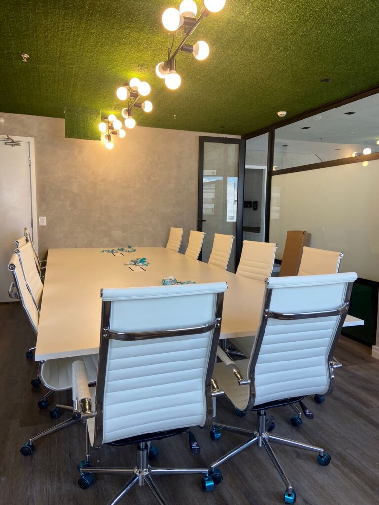 Sala de reunião com teto decorado com grama sintética