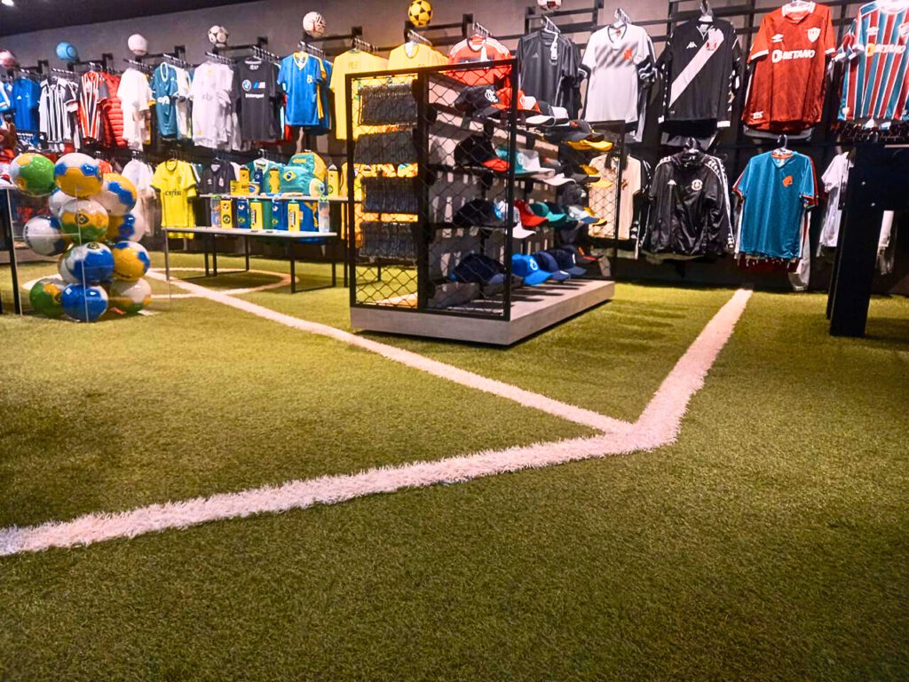 grama sintética em comércio de camisetas de futebol